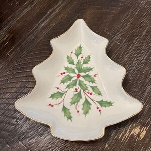 LENOX HOLIDAY PATTERN CHRISTMAS TREE SHAPED SERVING CANDY DISH 7.75" HOLLY